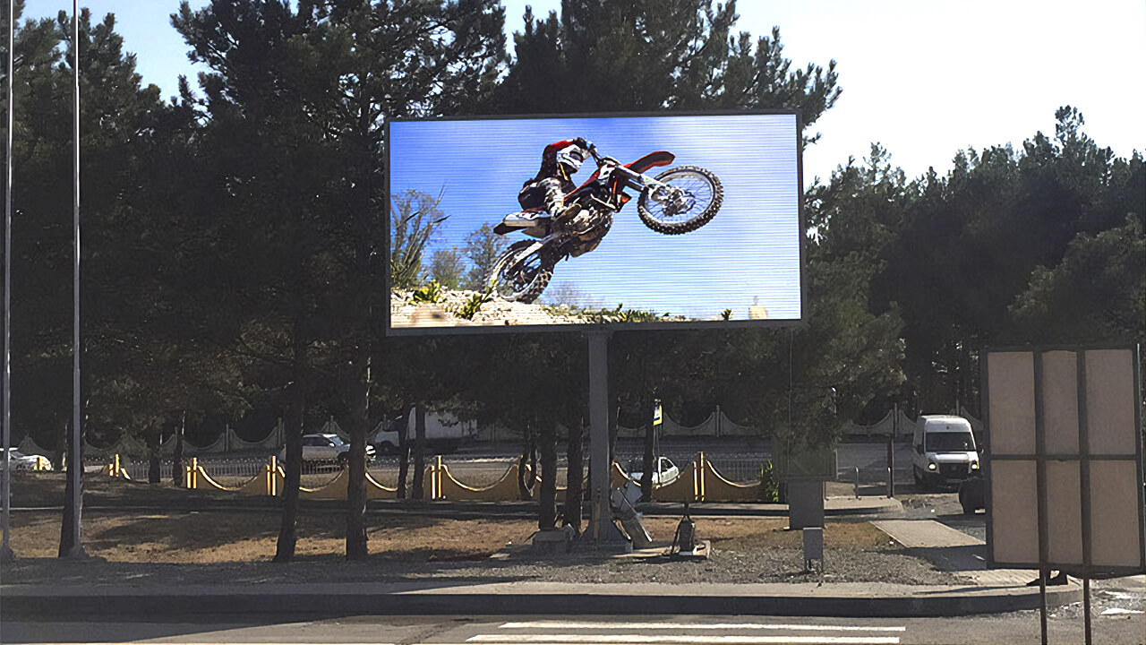 Светодиодный экран возле трассы для мотокросса в Новомихайловском