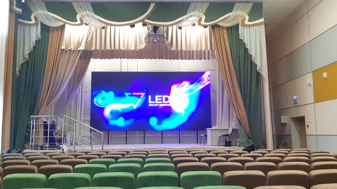 Светодиодный экран для сцены актового зала гимназии №87 в Краснодаре