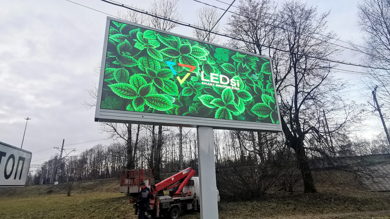 Рекламный экран-билборд для Колпинского шоссе в Санкт-Петербурге