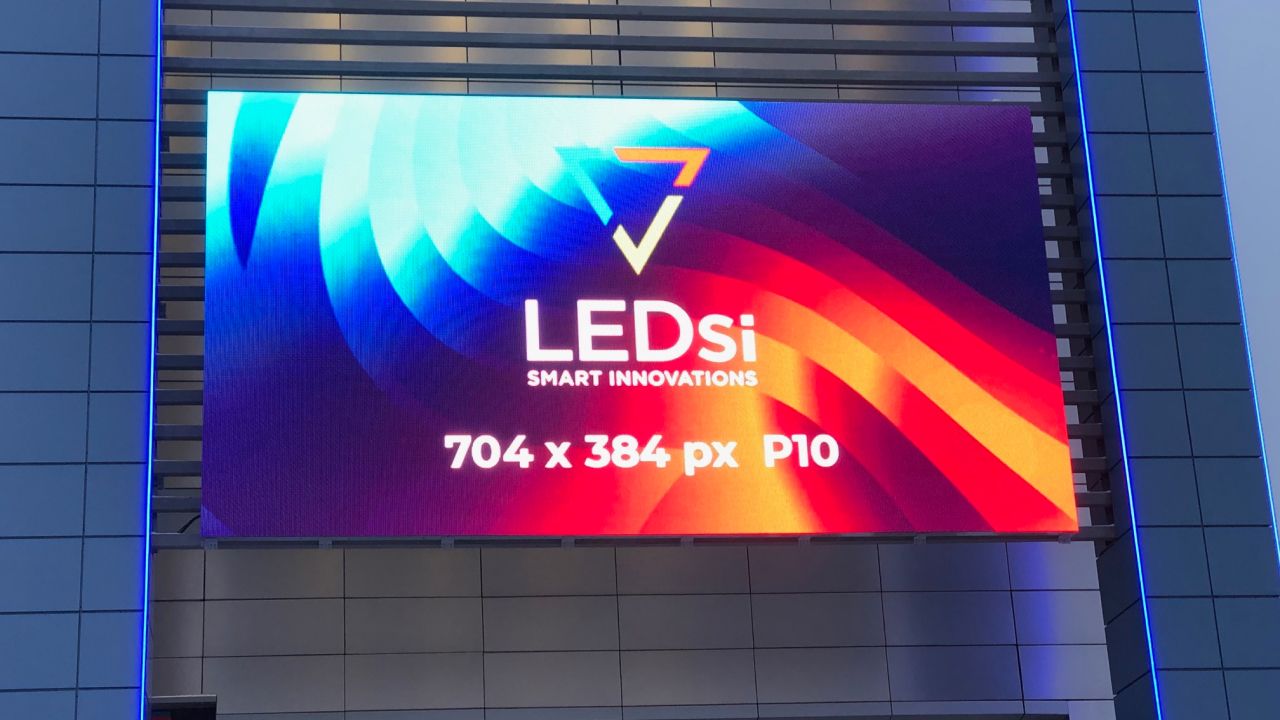 Уличный LED экран для фасада ТЦ «Я»