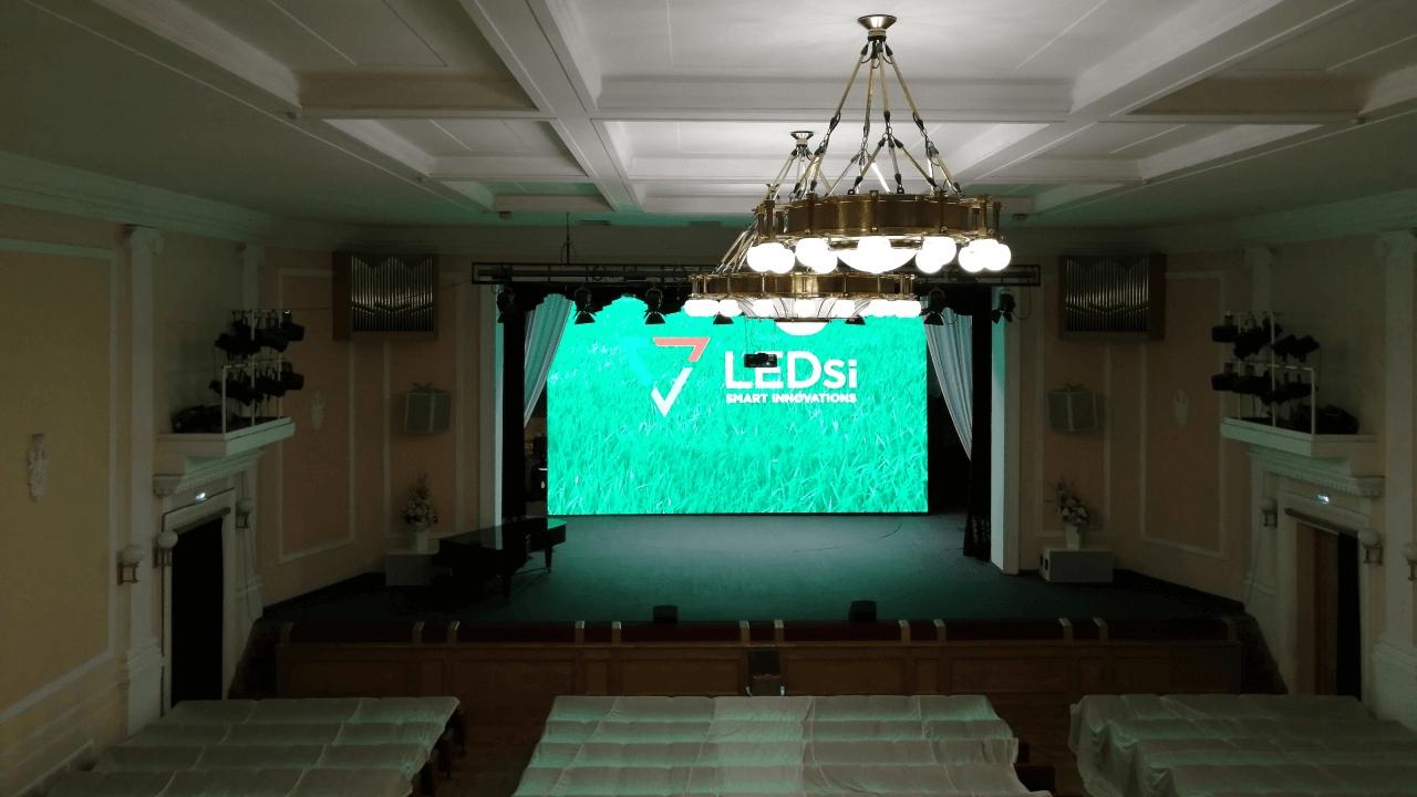LED экран для сцены камерного зала новосибирской филармонии