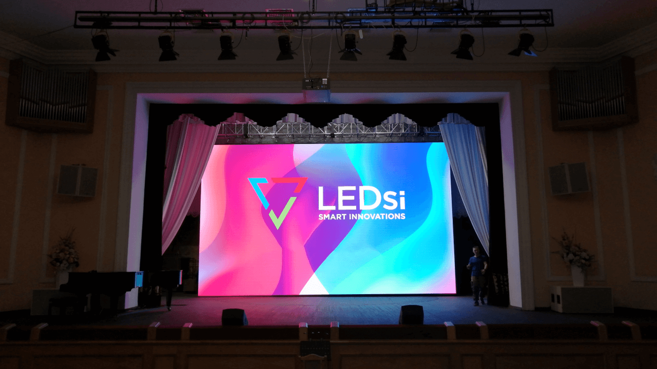 LED экран для сцены камерного зала новосибирской филармонии