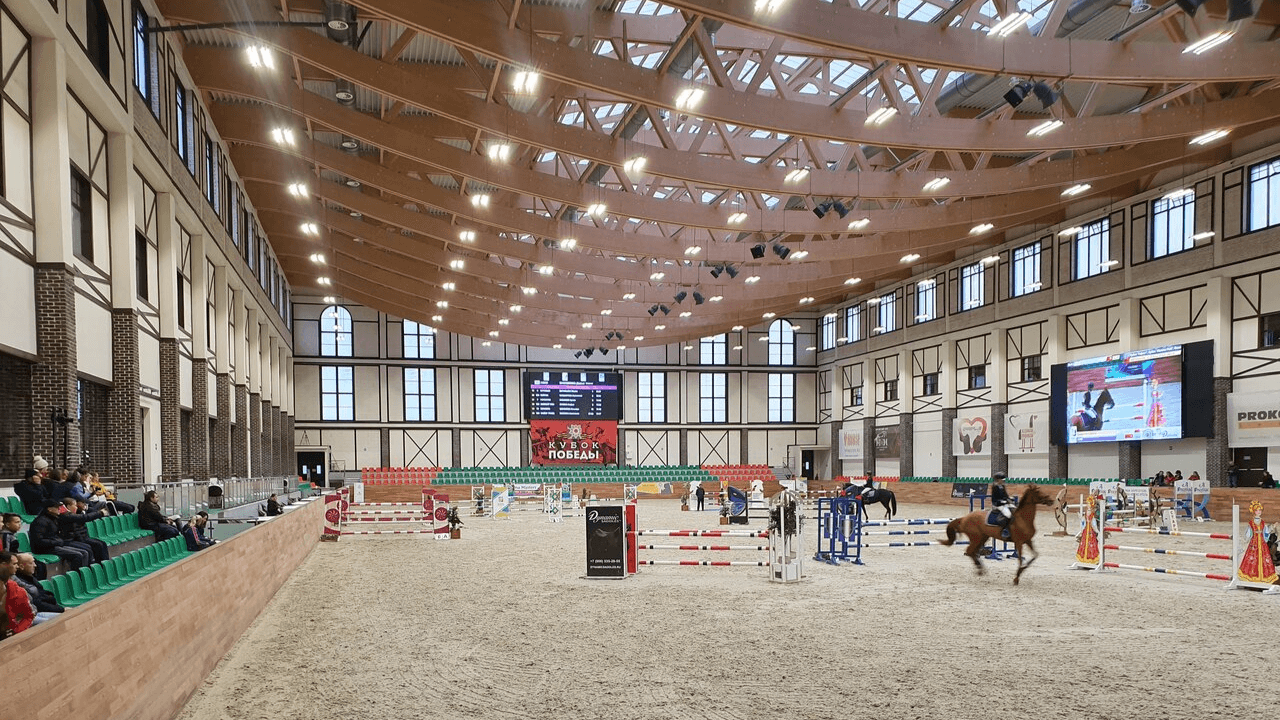 Светодиодный экран для помещения крытого манежа конного клуба «Maxima Stables»